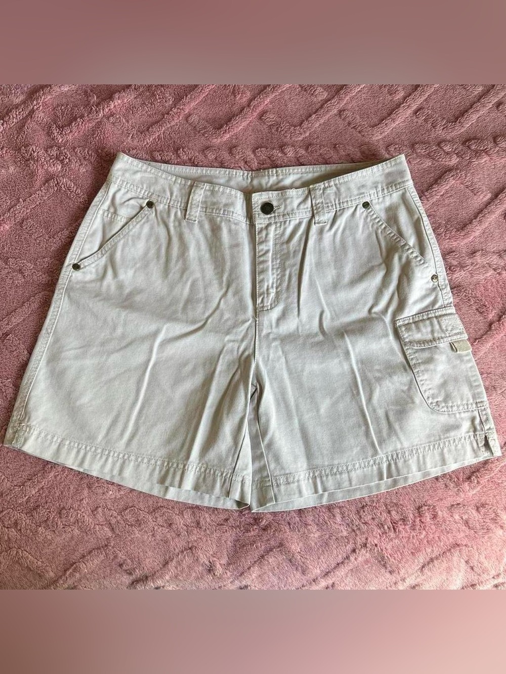 Kim Rogers tan khaki cargo Shorts